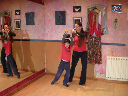 Rita ense&ntilde;ando a Marcos