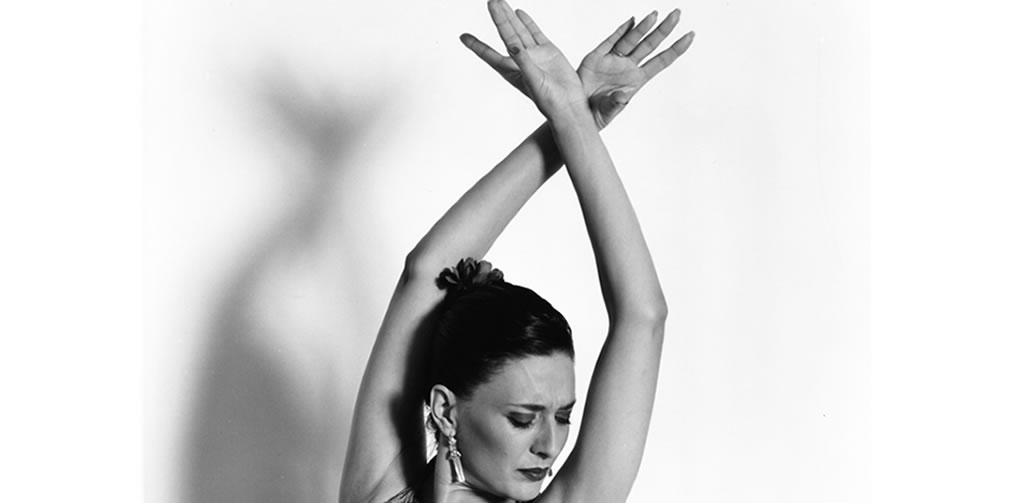 “Fotografía histórica de Rita Clara en pose flamenca, brazos cruzados y expresión intensa.”