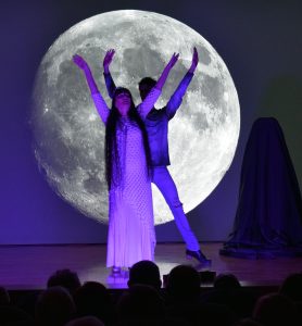 Rita Clara y Marcos Rodriguez bailan y la luna observa detras